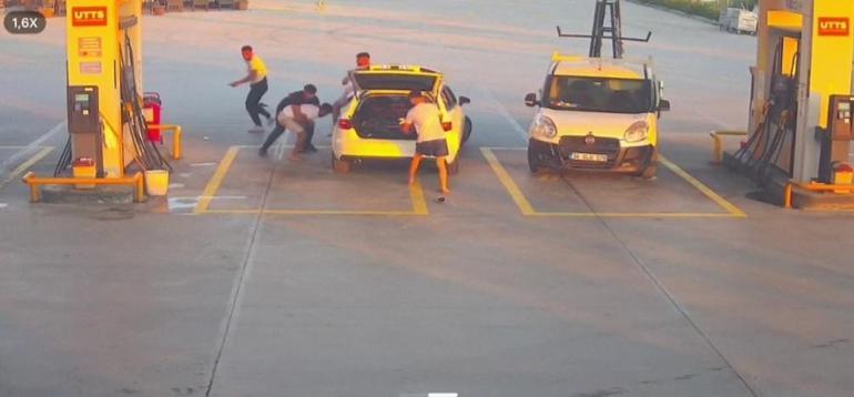 Kuşadasında yol verme tartışması, akaryakıt istasyonunda kavgaya dönüştü: olay anı kamerada