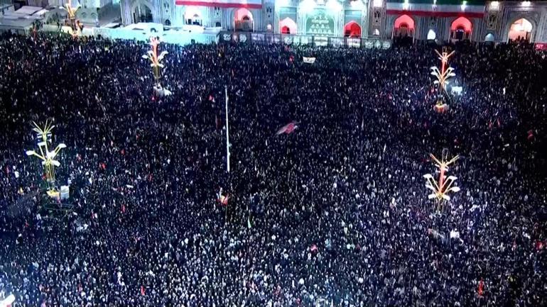 İranın eski lideri Hamaney Meşhed’de toprağa verildi