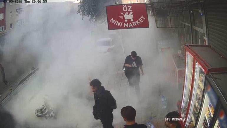 Küçükçekmecede yanan motosiklete marketin önündeki su bidonlarıyla müdahale kamerada