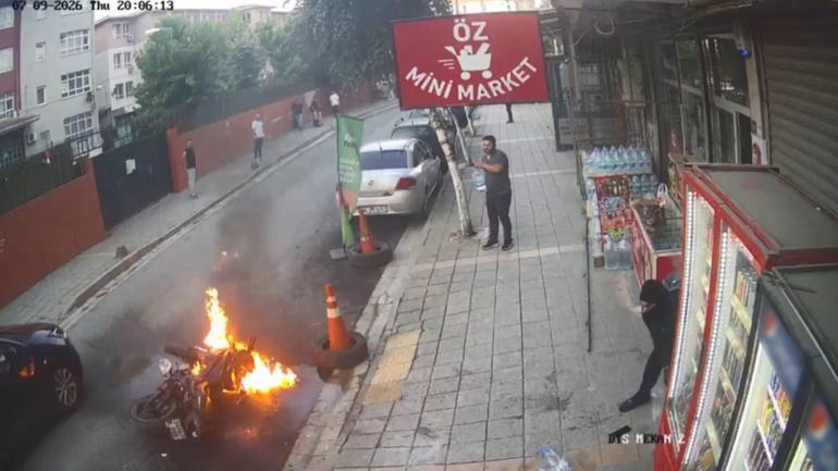 Küçükçekmecede yanan motosiklete marketin önündeki su bidonlarıyla müdahale kamerada