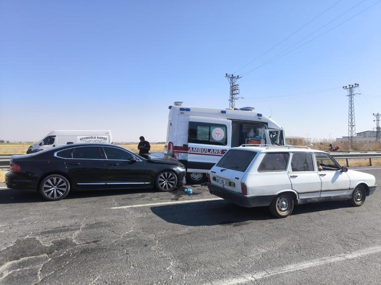 Zincirleme kazaya karışan ambulanstaki 2 sağlık çalışanı ile hasta yaralandı