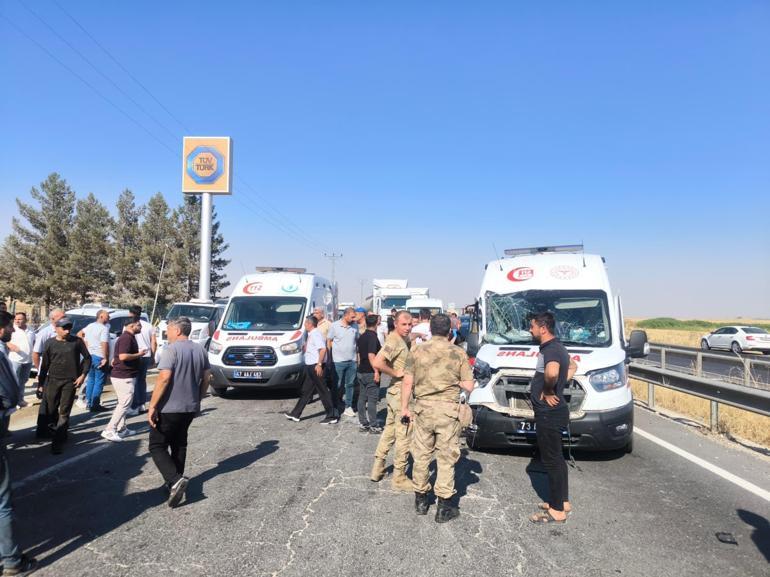 Zincirleme kazaya karışan ambulanstaki 2 sağlık çalışanı ile hasta yaralandı