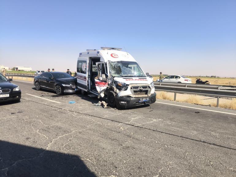 Zincirleme kazaya karışan ambulanstaki 2 sağlık çalışanı ile hasta yaralandı