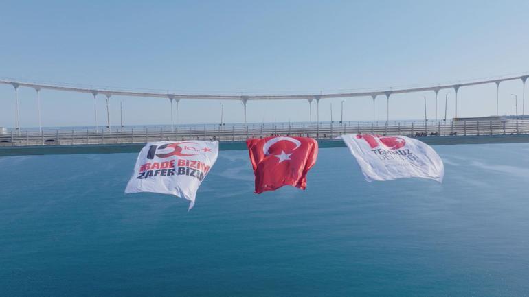İstanbul Boğazındaki köprülere Türk bayrağı asıldı