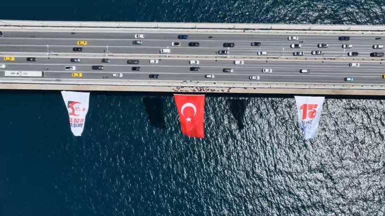İstanbul Boğazındaki köprülere Türk bayrağı asıldı