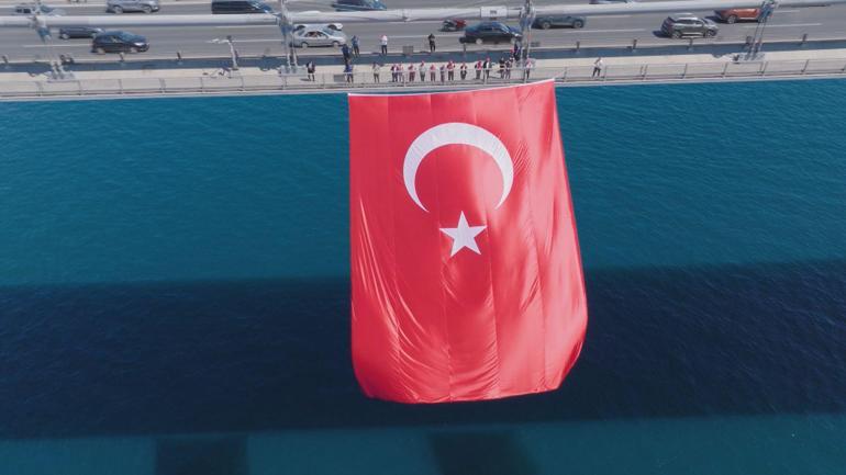 İstanbul Boğazındaki köprülere Türk bayrağı asıldı