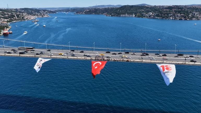 İstanbul Boğazındaki köprülere Türk bayrağı asıldı