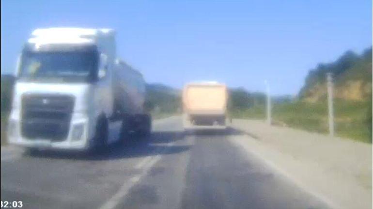 Hafriyat kamyonundan fırlayan taşın otomobilin camını kırdığı anlar kamerada