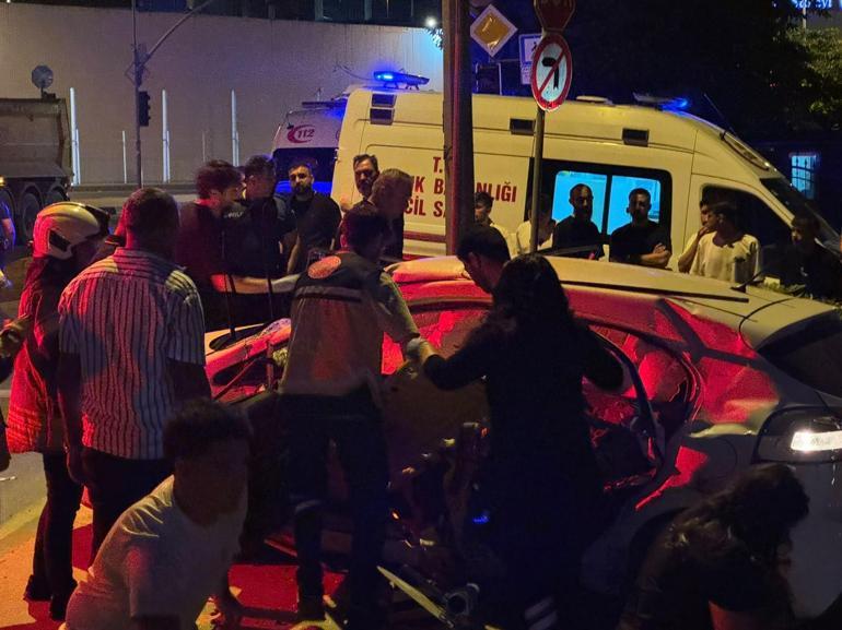 Ümraniye’de hafriyat kamyonu ile otomobil çarpıştı: 1i ağır 4 yaralı