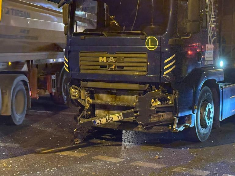 Ümraniye’de hafriyat kamyonu ile otomobil çarpıştı: 1i ağır 4 yaralı