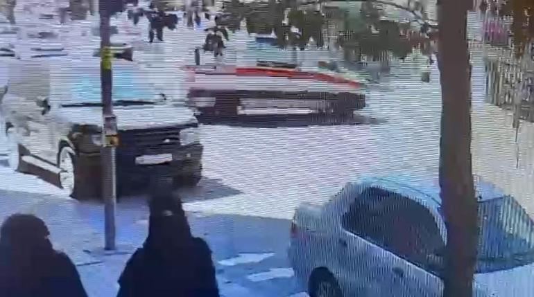 Fatihte İETT otobüsü ambulansa çarptı; 5 kişi yaralandı