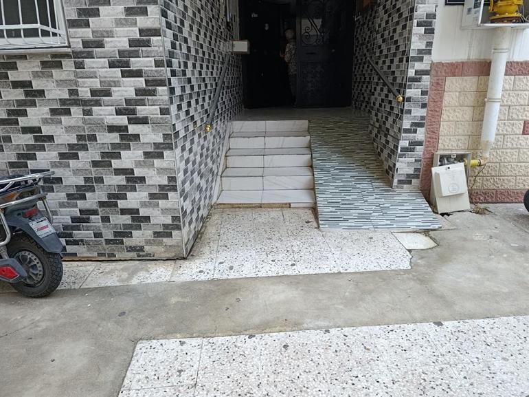 2 çocuğunun annesini çekiçle dövüp, bıçakla boğazını kesti
