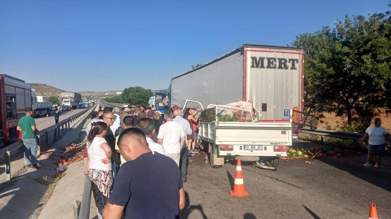 Manisa’da kamyonet, TIR’a arkadan çarptı: 1’i ağır 2 yaralı