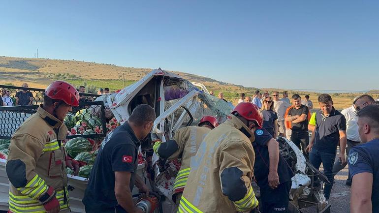 Manisa’da kamyonet, TIR’a arkadan çarptı: 1’i ağır 2 yaralı