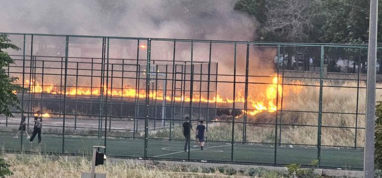 Yangına rağmen futbol oynamaya devam ettiler; o anlar kamerada