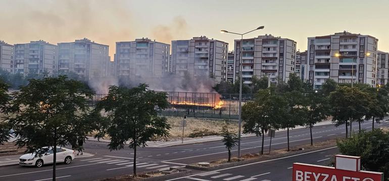 Yangına rağmen futbol oynamaya devam ettiler; o anlar kamerada