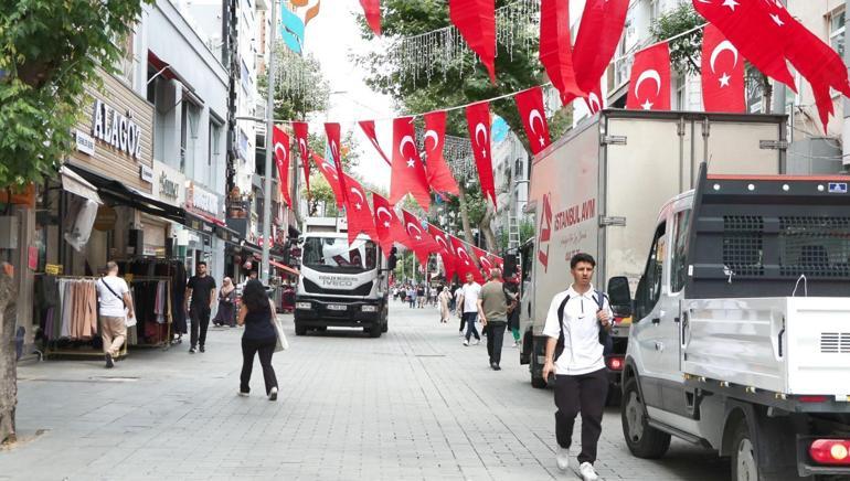 Esenler’de 15 Temmuz öncesi esnafa Türk bayrağı dağıtıldı