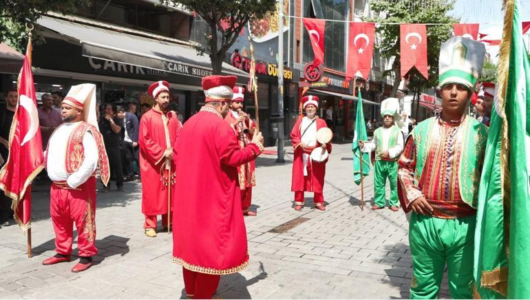 Esenler’de 15 Temmuz öncesi esnafa Türk bayrağı dağıtıldı