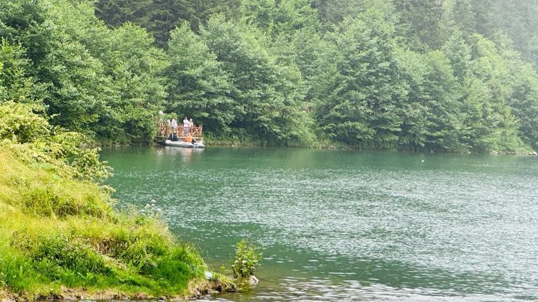 Uzungöle düşen turisti kurtarmak isteyen 2 kişi boğulma tehlikesi geçirdi, 1 kişi ise aranıyor