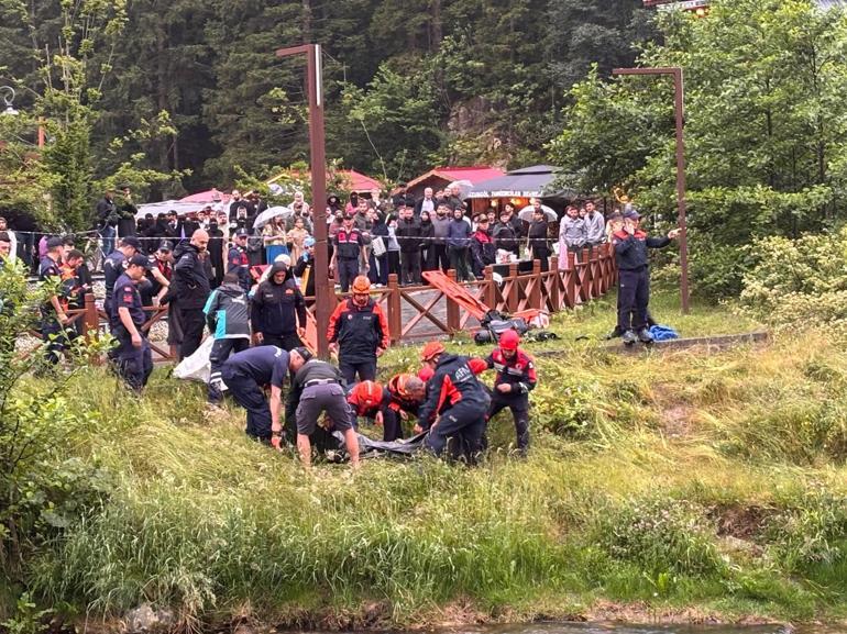 Uzungölde göle düşen turisti kurtarmak isteyen 2 kişi boğulma tehlikesi geçirdi; turistin cesedine ulaşıldı
