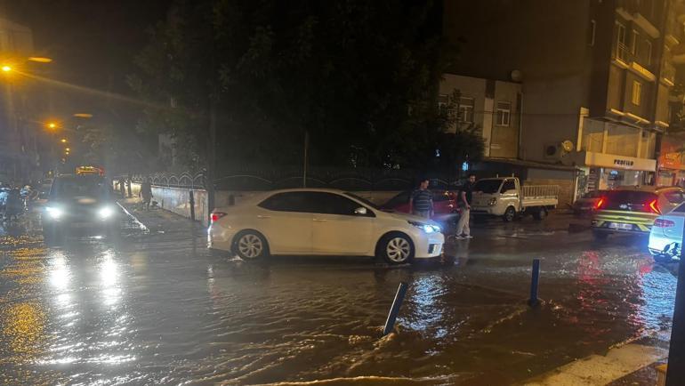 Balıkesirde sağanak ve fırtına; sokakları su bastı, ağaçlar devrildi