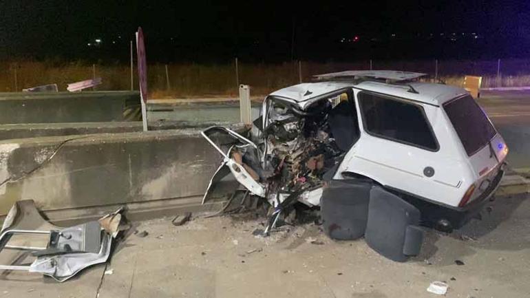 Otomobil, otoyol gişelerinin beton bariyerine çarptı: 1 ölü