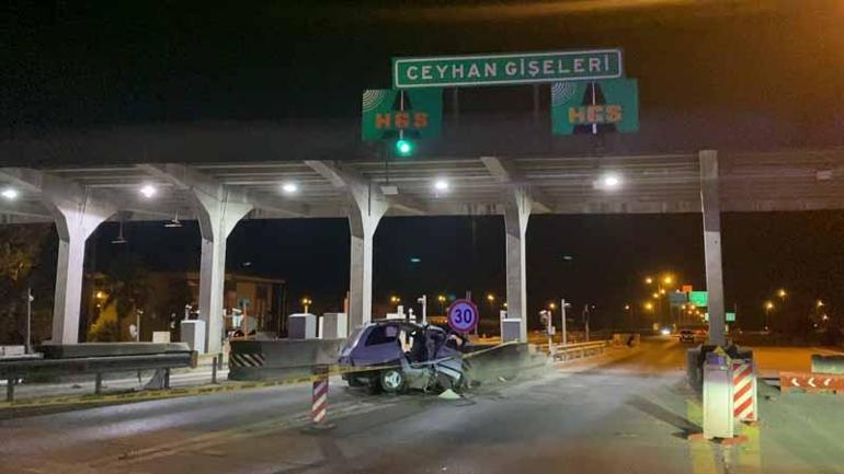 Otomobil, otoyol gişelerinin beton bariyerine çarptı: 1 ölü
