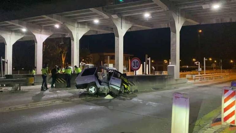 Otomobil, otoyol gişelerinin beton bariyerine çarptı: 1 ölü