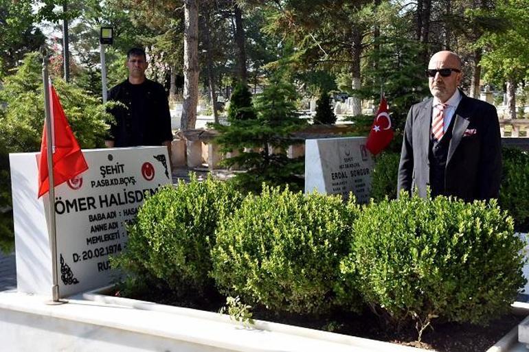 Dönemin Özel Kuvvetler Komutanı emekli Korgeneral Aksakallı, Ömer Halisdemir’in mezarını ziyaret etti