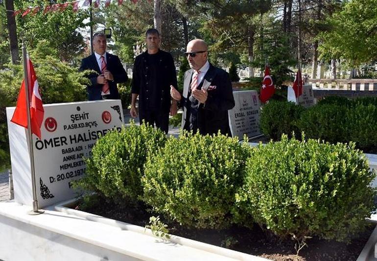 Dönemin Özel Kuvvetler Komutanı emekli Korgeneral Aksakallı, Ömer Halisdemir’in mezarını ziyaret etti