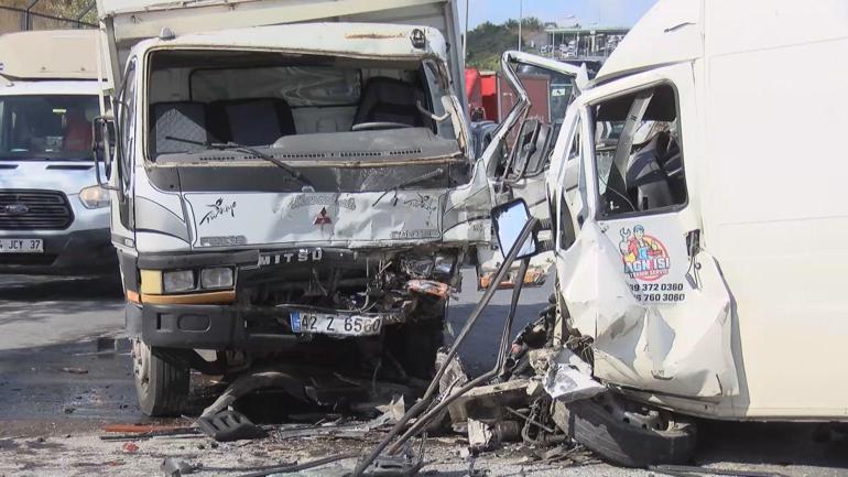 Esenlerde beş aracın karıştığı zincirleme kaza: 3 yaralı