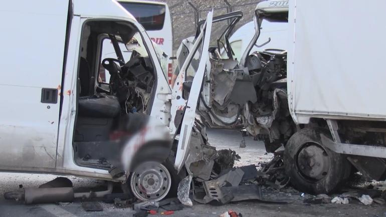 Esenlerde beş aracın karıştığı zincirleme kaza: 3 yaralı