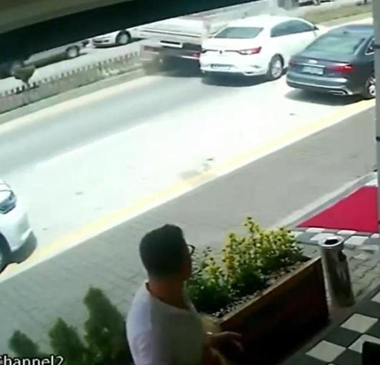 Otomobile kamyonetin çarptığı kaza kamerada