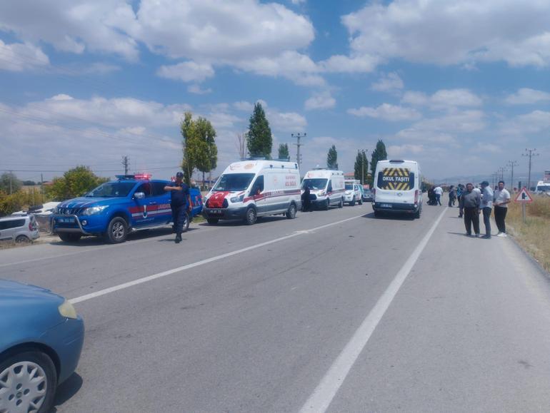 Hafif ticari araç ile otomobil çarpıştı: 6 yaralı