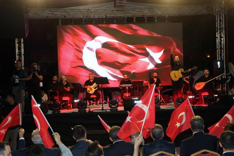Adana’da ‘Demokrasi Nöbeti’ tutuldu, şehitler dualarla anıldı