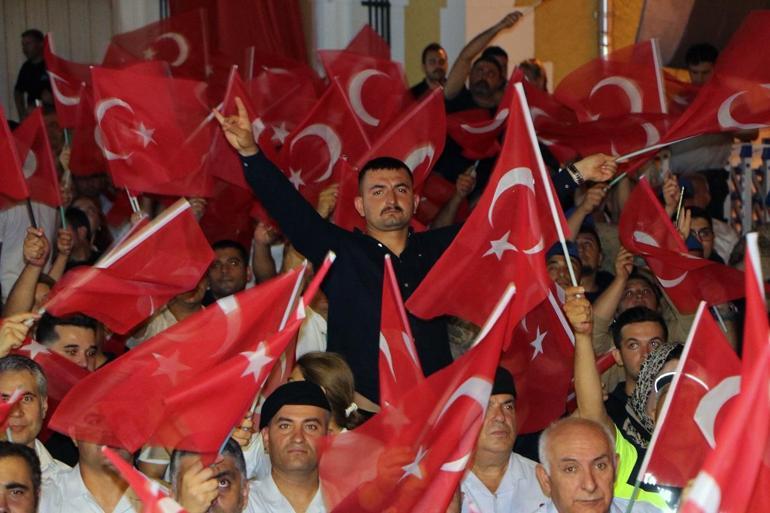 Adana’da ‘Demokrasi Nöbeti’ tutuldu, şehitler dualarla anıldı
