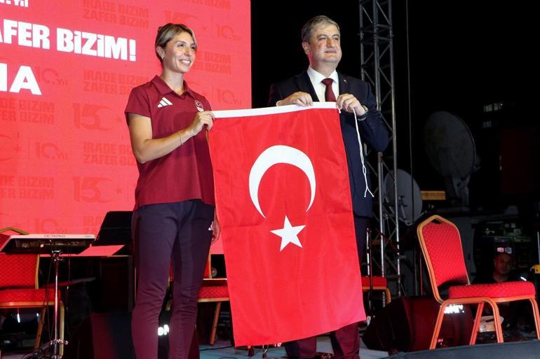 Adana’da ‘Demokrasi Nöbeti’ tutuldu, şehitler dualarla anıldı