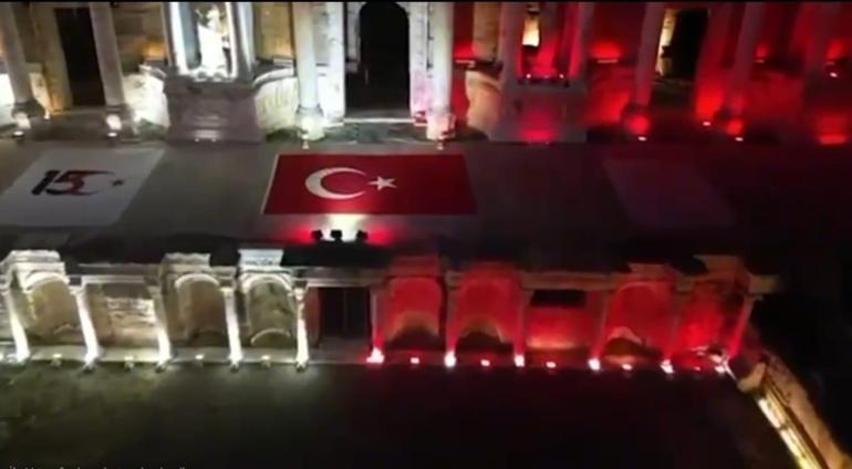 Pamukkale ve Hierapolis, 15 Temmuzun 10uncu yılında kırmızı-beyaz renklerle aydınlatıldı