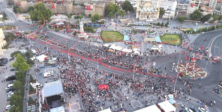 Kayseride 15 Temmuz etkinliklerinde dev Türk bayrağı açıldı