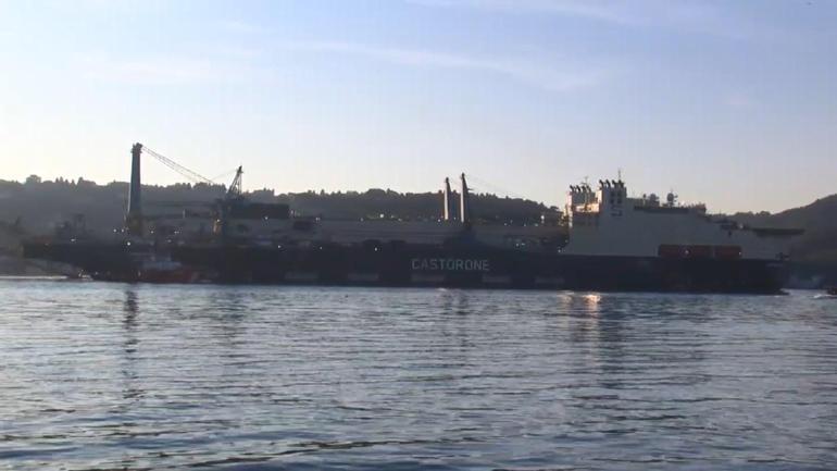 Boru döşeme gemisi ‘Castorone İstanbul Boğazından geçti