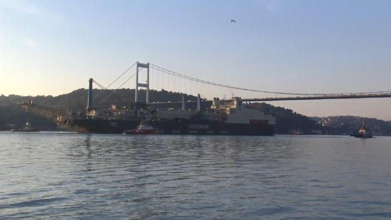 Boru döşeme gemisi ‘Castorone İstanbul Boğazından geçti