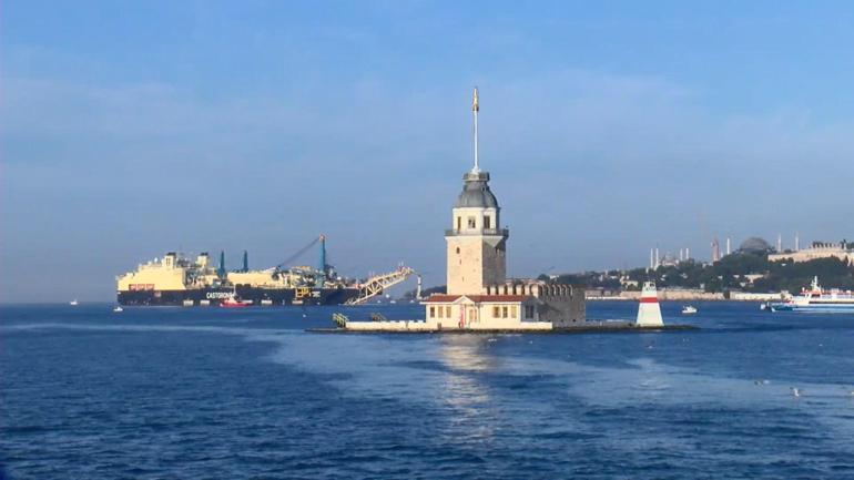 Boru döşeme gemisi ‘Castorone İstanbul Boğazından geçti