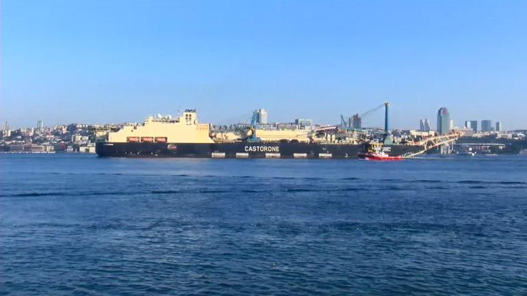Boru döşeme gemisi ‘Castorone İstanbul Boğazından geçti