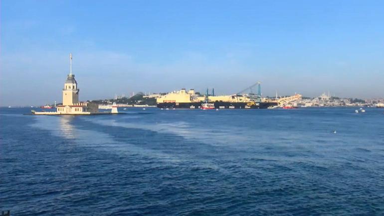 Boru döşeme gemisi ‘Castorone İstanbul Boğazından geçti