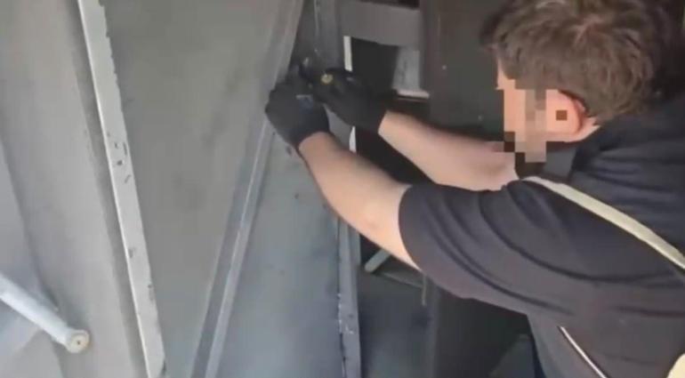 Tuzlada yolcu otobüsündeki gizli bölmede 120 ruhsatsız silah ele geçirildi
