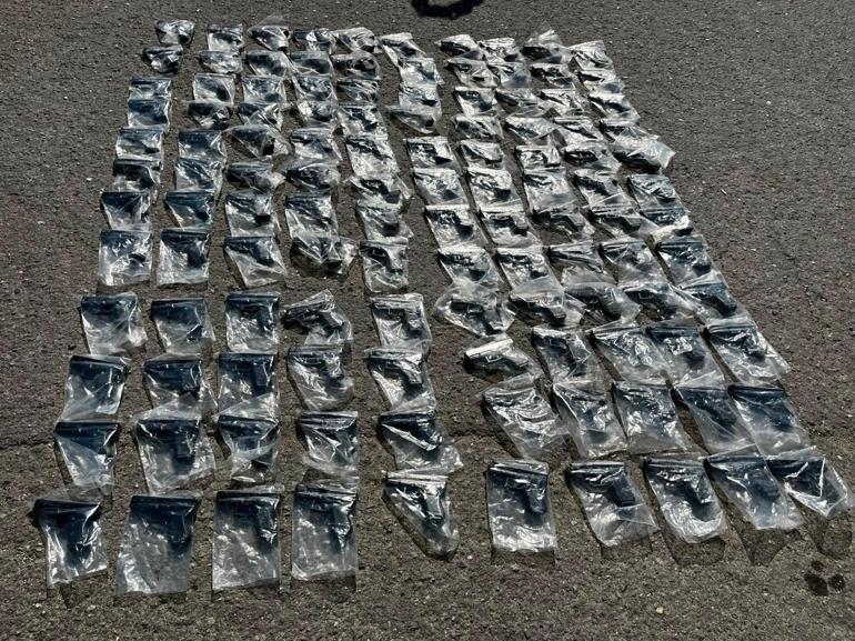 Tuzlada yolcu otobüsündeki gizli bölmede 120 ruhsatsız silah ele geçirildi