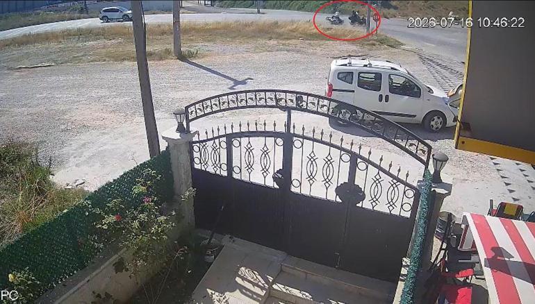İki motosikletin çarpıştığı kaza kamerada; sürücü ile eşi öldü, oğulları ağır yaralandı