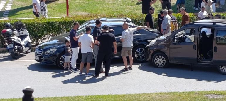 Geri giden araca bakan sürücü hafif ticari aracıyla önündeki otomobile çarptı; kaza kamerada