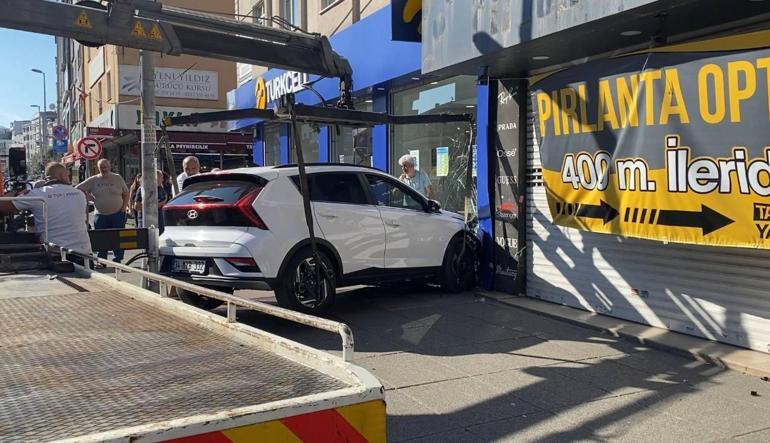 Gaziosmanpaşada cip iş yerine daldı; kaza kamerada