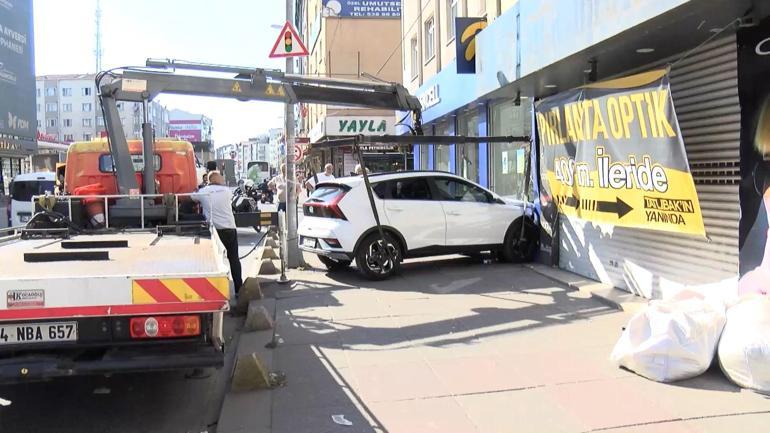 Gaziosmanpaşada cip iş yerine daldı; kaza kamerada